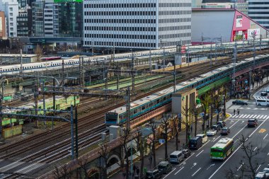 Tokyo tren istasyonuna yaklaşan yerel tren, Japonya