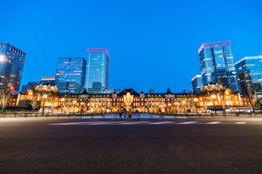 Marunouchi iş bölgesinde Tokyo İstasyonu gece sahnesi
