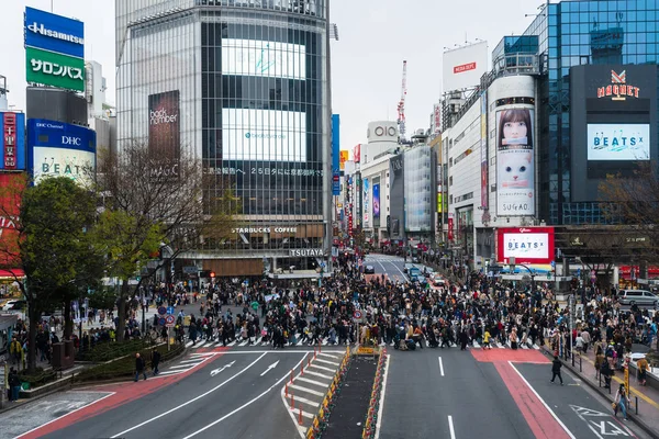 Shibuya ünlü geçiş stree karşısında yürüyen insanların kalabalıklar