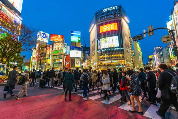 Shibuya ünlü geçiş stree karşısında yürüyen insanların kalabalıklar