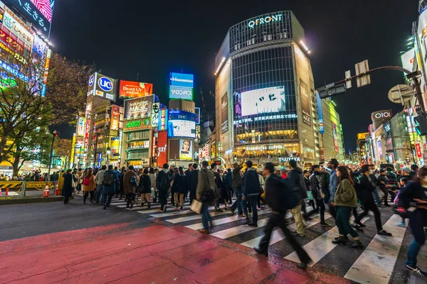 Shibuya ünlü geçiş stree karşısında yürüyen insanların kalabalıklar