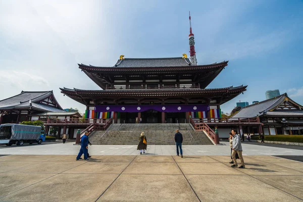 Turistas não identificados visitam no antigo templo Zojoji com Tóquio — Fotografia de Stock
