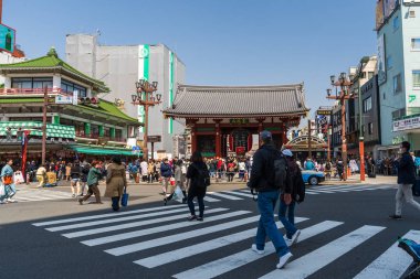 Kimliği belirsiz insanlar Sensoji tapınağının Kaminarimon kapısını ziyaret 