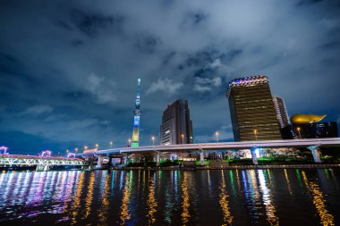 Gece Sumida Nehri üzerinde Tokyo silueti, Japonya