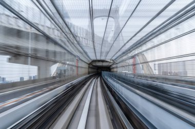 Tokyo, Japonya'da tünelde çalışan trenin hareket bulanıklığı