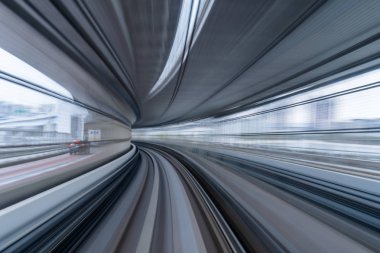 Tokyo, Japonya'da tünelde çalışan trenin hareket bulanıklığı