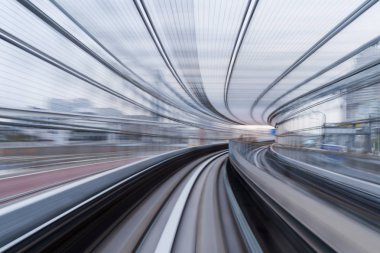 Tokyo, Japonya'da tünelde çalışan trenin hareket bulanıklığı
