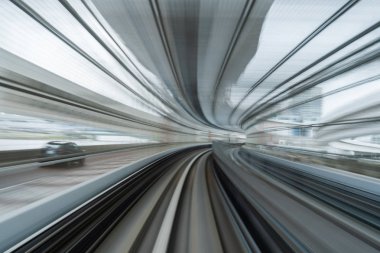 Tokyo, Japonya'da tünelde çalışan trenin hareket bulanıklığı