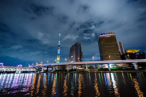 Linha do horizonte de Tóquio no Rio Sumida à noite, Japão — Fotografia de Stock
