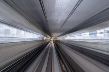 Tokyo, Japonya'da tünelde çalışan trenin hareket bulanıklığı
