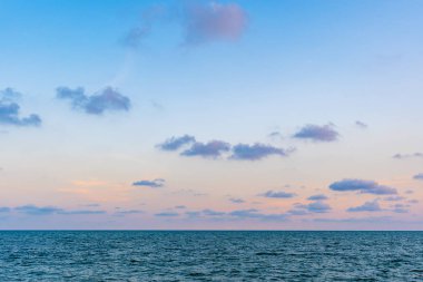 sabah güneş ışığı ile deniz ve gökyüzü