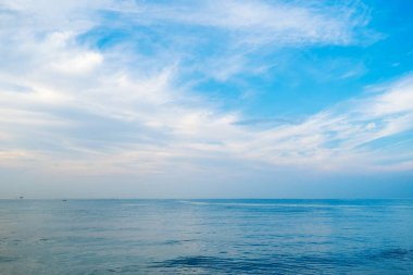 sabah mavi deniz ve gökyüzü