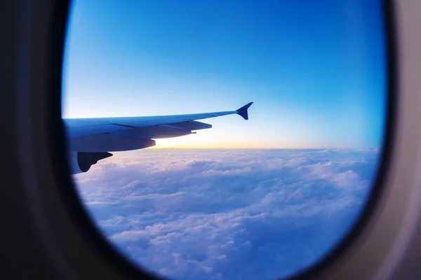 Cielo con puesta de sol desde la ventana del avión — Foto de Stock
