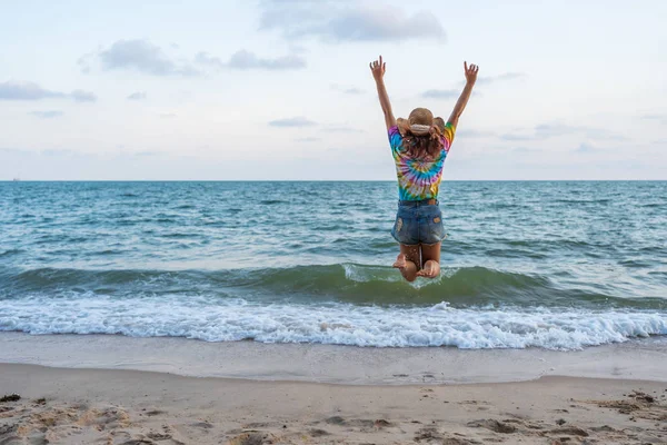 Mujer disfrutar y saltar en la playa del mar — Foto de Stock