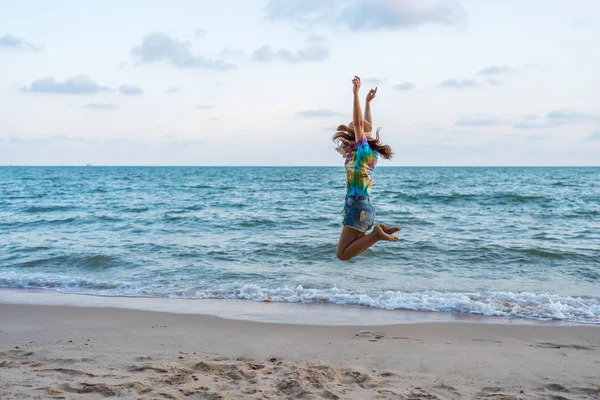 Mujer disfrutar y saltar en la playa del mar — Foto de Stock