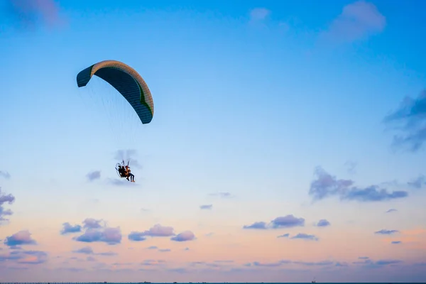 Paraglider flying on sky at sunset — Stock Photo, Image