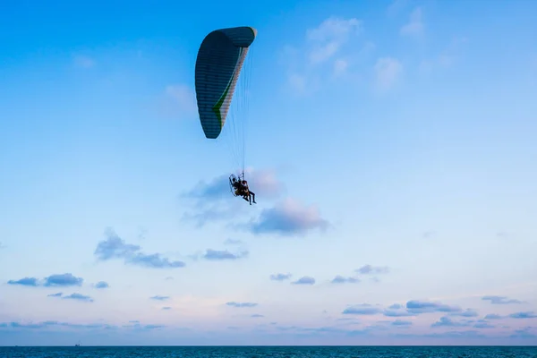 Denizde ve gökyüzünde uçan yamaç paraşütü — Stok fotoğraf