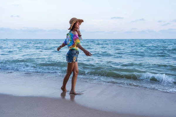 Kvinna njuta på havet stranden — Stockfoto