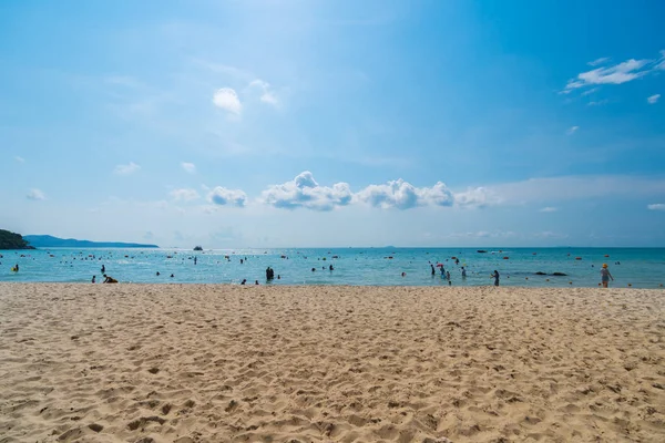 Unbekannte besuchen Sai Kaew Strand in Rayong, Thailand — Stockfoto