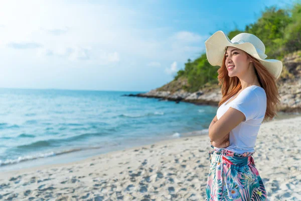 Woman wearing hat standing on sea beach — Stock Photo, Image