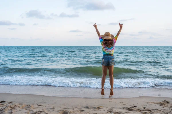 Mujer disfrutar y saltar en la playa del mar — Foto de Stock