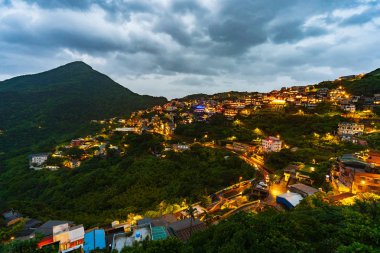 Yağmur günde dağ ile Jiufen Köyü, Tayvan
