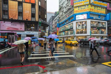 insanlar ta içinde düşen yağmur ile Ximen bölgesinde sokak geçiş
