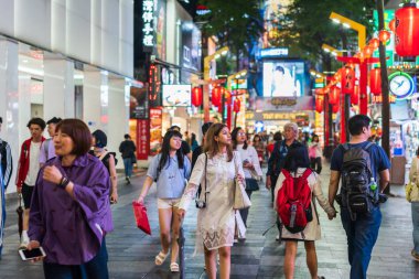 Halk yürüyüş ve Ximending Sokak piyasasında alışveriş kalabalığın 