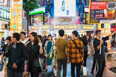 Halk yürüyüş ve Ximending Sokak piyasasında alışveriş kalabalığın 
