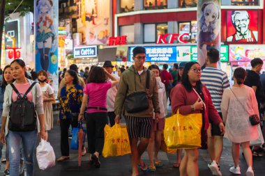 Halk yürüyüş ve Ximending Sokak piyasasında alışveriş kalabalığın 