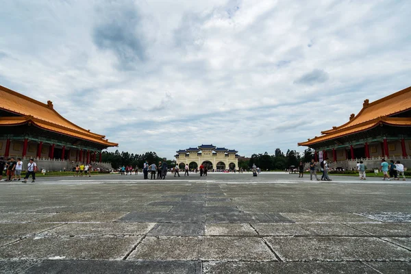 Tanımlanamayan insanlar Chiang Kai-Shek Me Liberty Square ziyaret — Stok fotoğraf