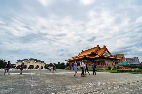 Salle de concert nationale et porte principale de la Place de la Liberté de Chiang Kai — Photo