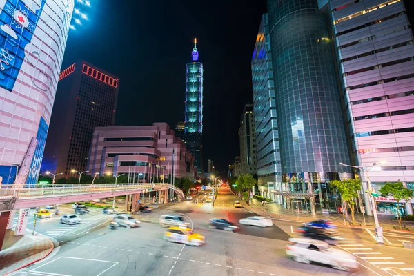 台北、台湾の夜間道路の交通と台北101タワー — ストック写真