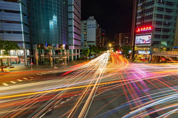 Straßenverkehr in der Nacht in Taipeh, Taiwan. — Stockfoto