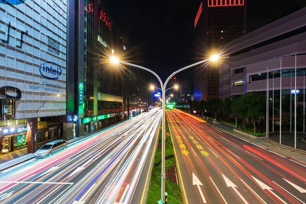 Straßenverkehr in der Nacht in Taipeh, Taiwan. — Stockfoto