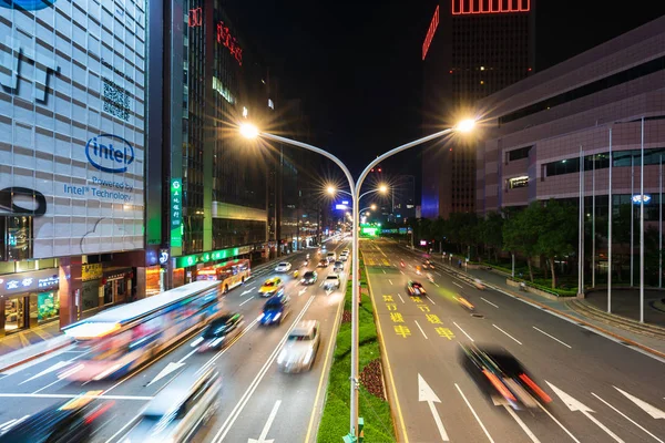 Straßenverkehr in der Nacht in Taipeh, Taiwan. — Stockfoto