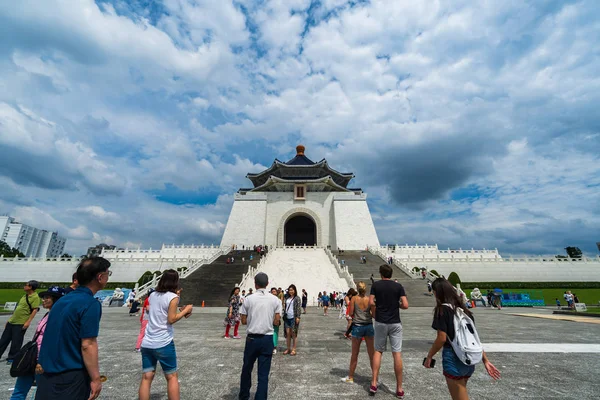 Personas no identificadas visitaron el Chiang Kai-Shek Memorial Hall en Tai —  Fotos de Stock