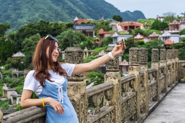 Woman using smartphone to selfie photo in Jiufen, Taiwan — Stock Photo, Image