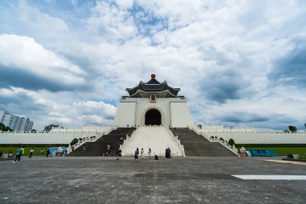 Personas no identificadas visitaron el Chiang Kai-Shek Memorial Hall en Tai — Foto de Stock