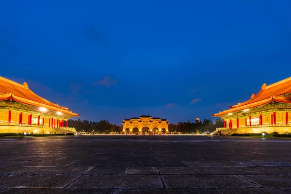 Plac Wolności w Chiang Kai-shek Memorial Hall w nocy w taip — Zdjęcie stockowe