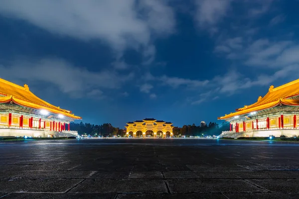 Freiheitsquadrat der tschiang kai-shek-Gedächtnishalle in der Nacht in Taip — Stockfoto