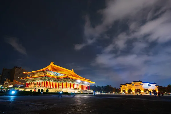 National Theater Hall and Liberty Square main gate of Chiang Kai — Stock Photo, Image