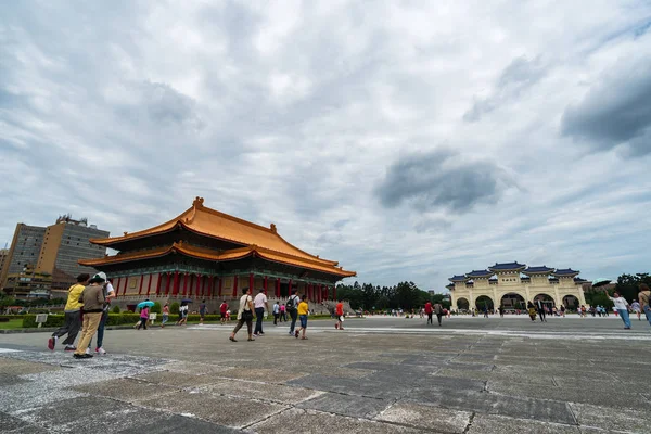 Ulusal Tiyatro salonu ve Chiang Kai Liberty Square ana kapısı — Stok fotoğraf