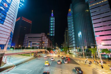 Taipei 101 Taipei, Tayvan gece yolda trafik ile kule