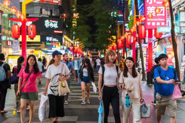 Halk yürüyüş ve Ximending Sokak piyasasında alışveriş kalabalığın 