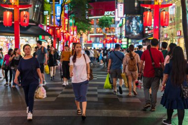 Halk yürüyüş ve Ximending Sokak piyasasında alışveriş kalabalığın 