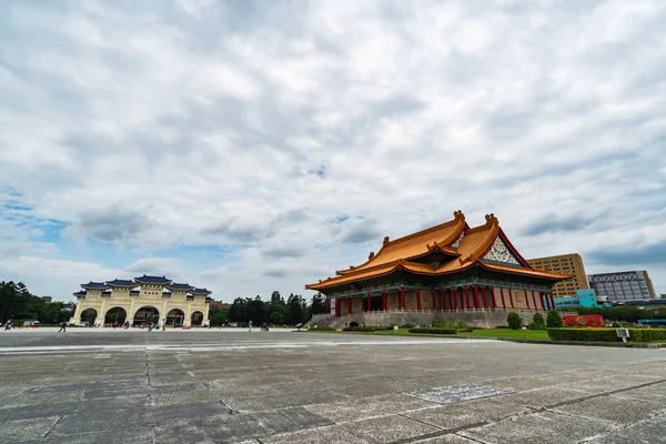Salle de concert nationale et porte principale de la Place de la Liberté de Chiang Kai — Photo