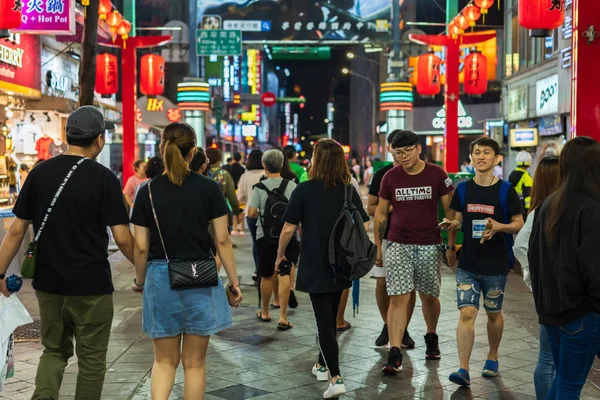 Halk yürüyüş ve Ximending Sokak piyasasında alışveriş kalabalığın 