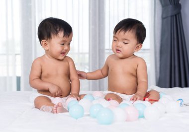 yatakta neşeli ikiz bebekler