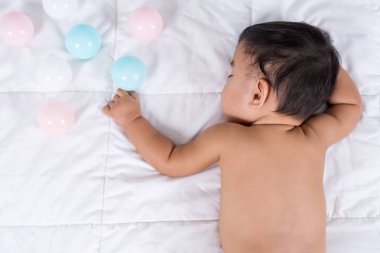 yatakta uyuyan bebek